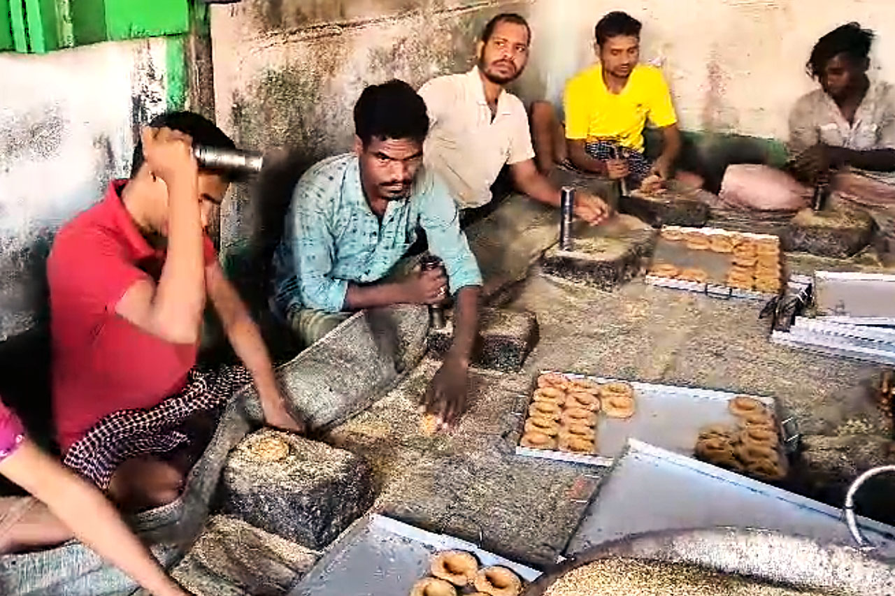 जाड़े में बनने वाली मिठाई और कारीगर