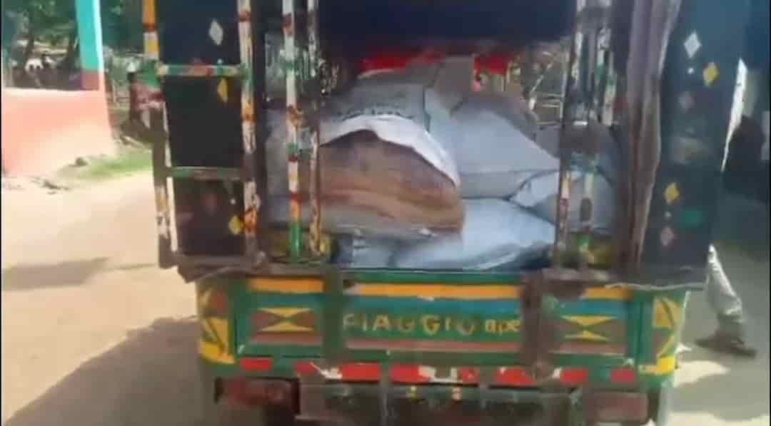 12 बोरी चावल चोरी करते प्रधान शिक्षक को ग्रामीणों ने रंगे हाथ पकड़ा।