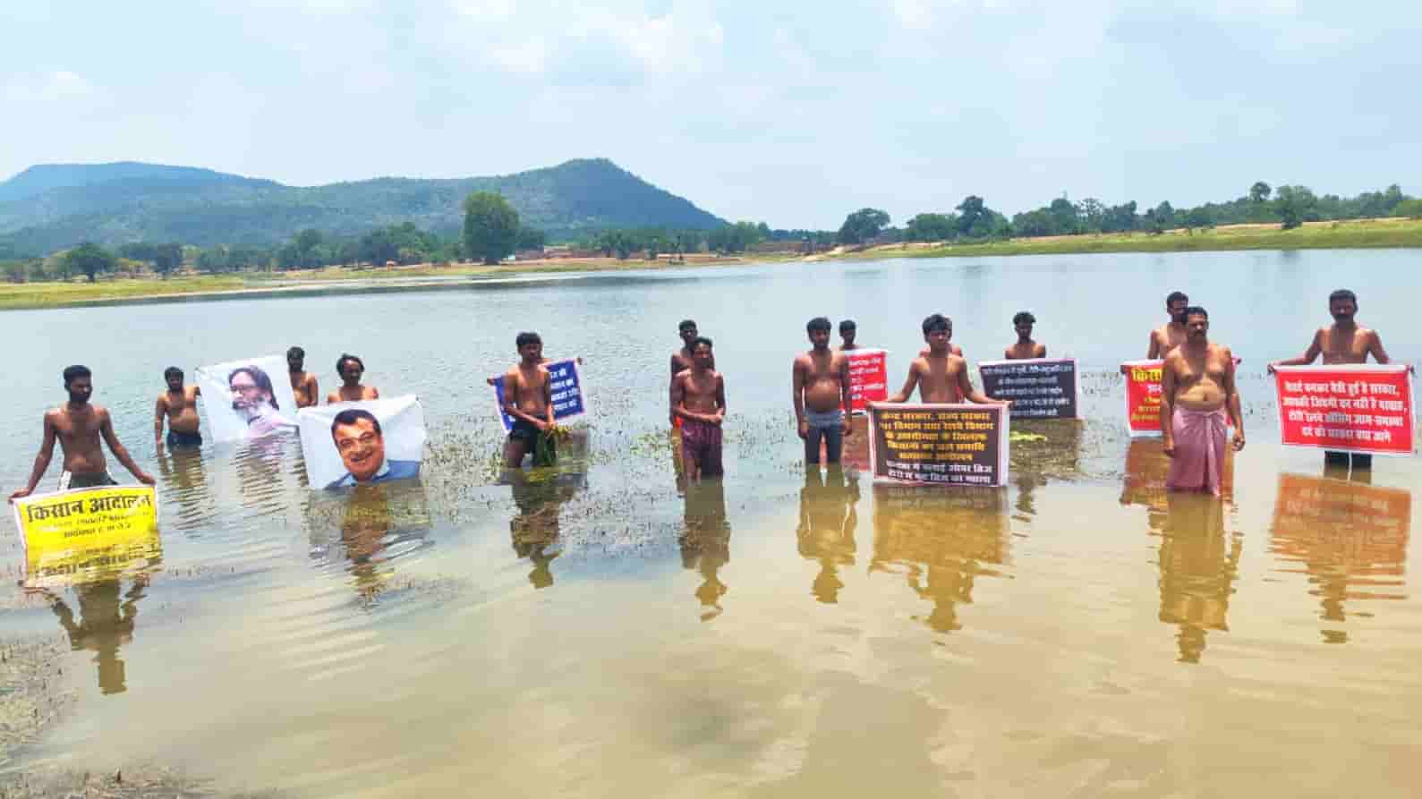 अर्धनग्न होकर किसानों का जल समाधि सत्याग्रह आंदोलन